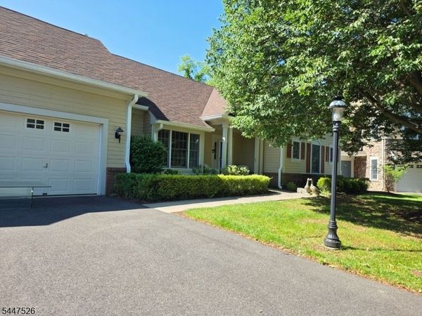 47 Hedge Row Rd, Plainsboro, NJ 08540