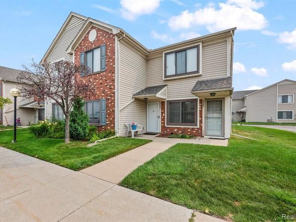 30681 Hidden Pines Ln Lane, Roseville, MI 48066