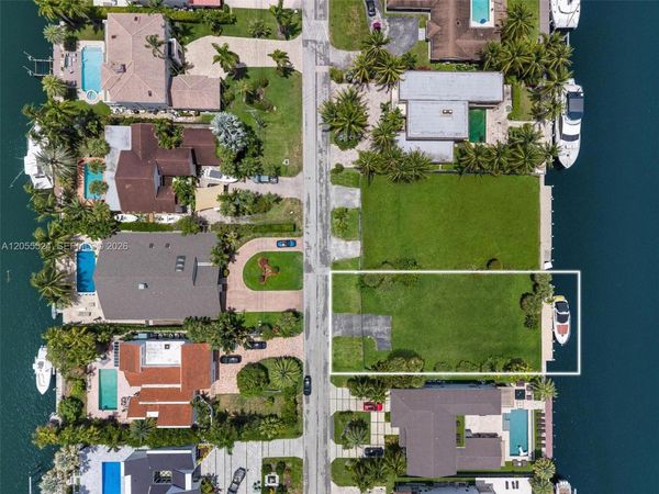 460 Holiday Dr , Hallandale Beach, FL 33009