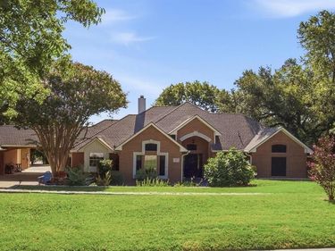 201 Coach House Circle, Fort Worth, TX 76108