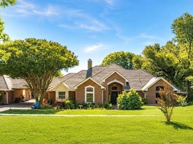 201 Coach House Circle , Fort Worth, TX 76108