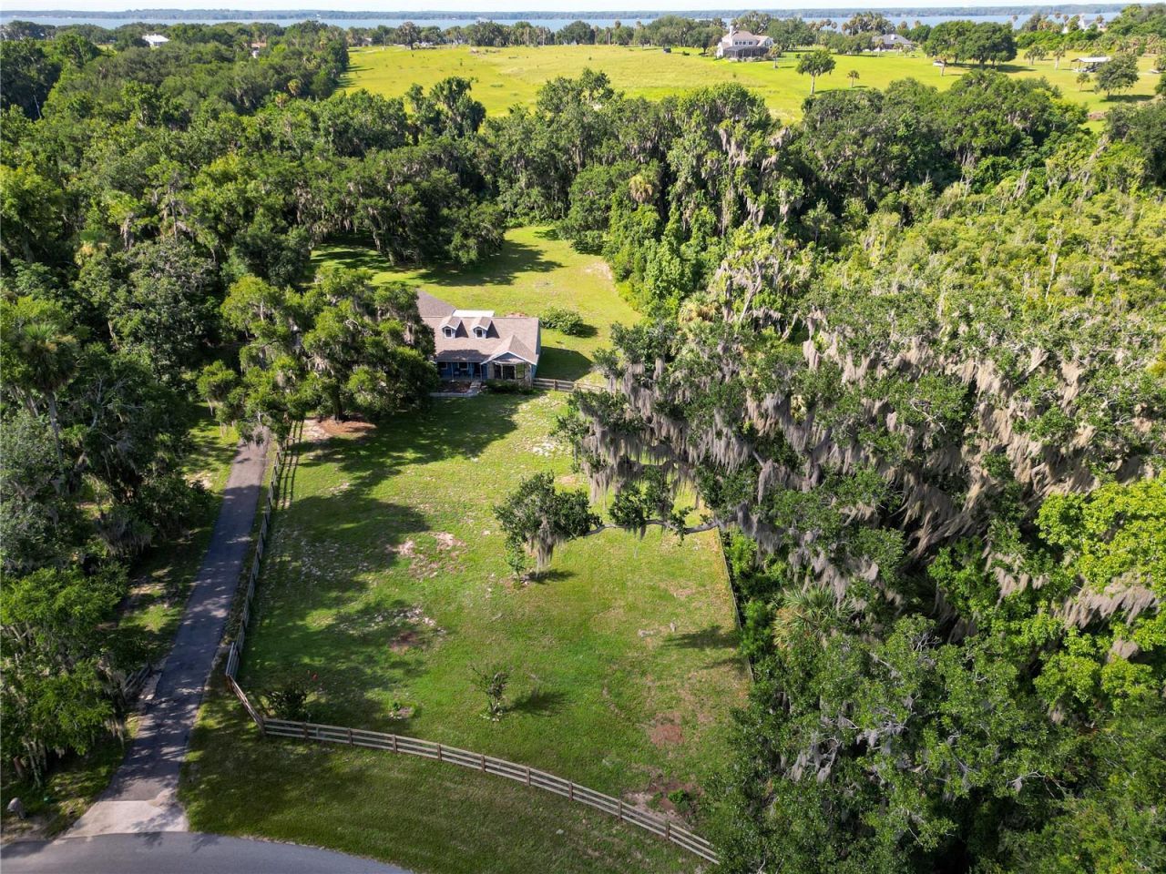 6820 Tuscawilla Drive , Leesburg, FL 34748