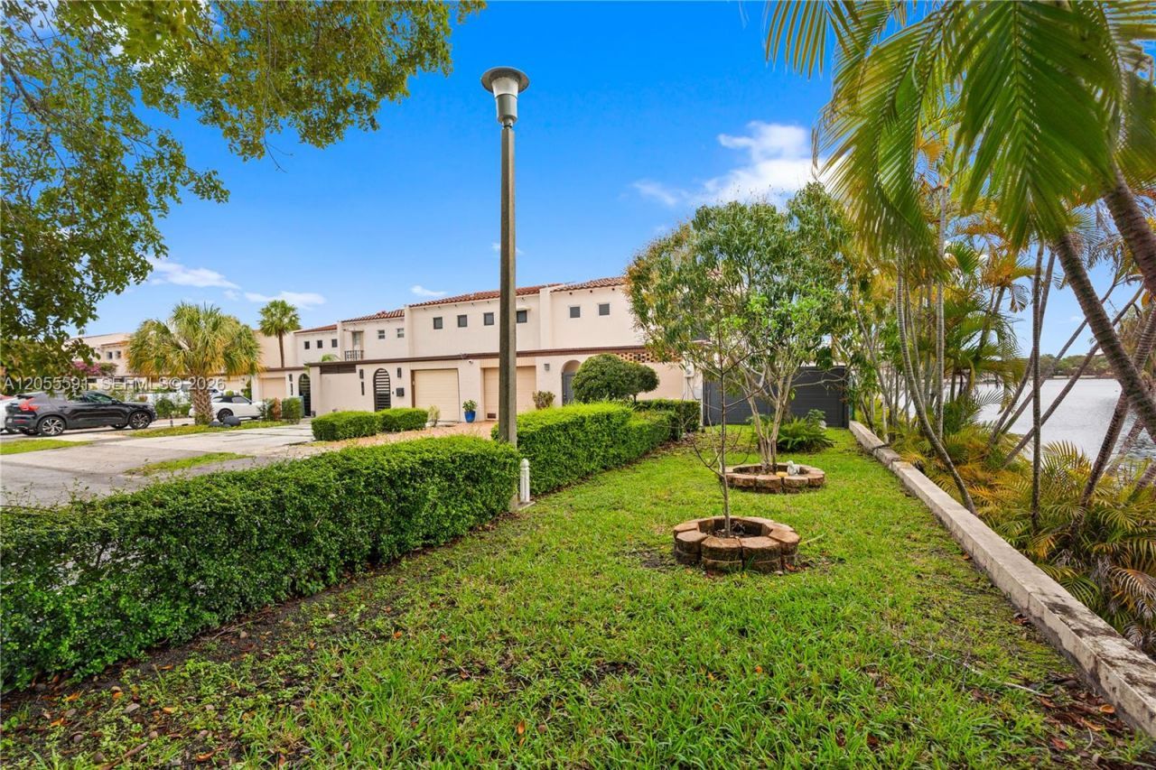 7282 Jacaranda Ln, Miami Lakes, FL 33014 Photo