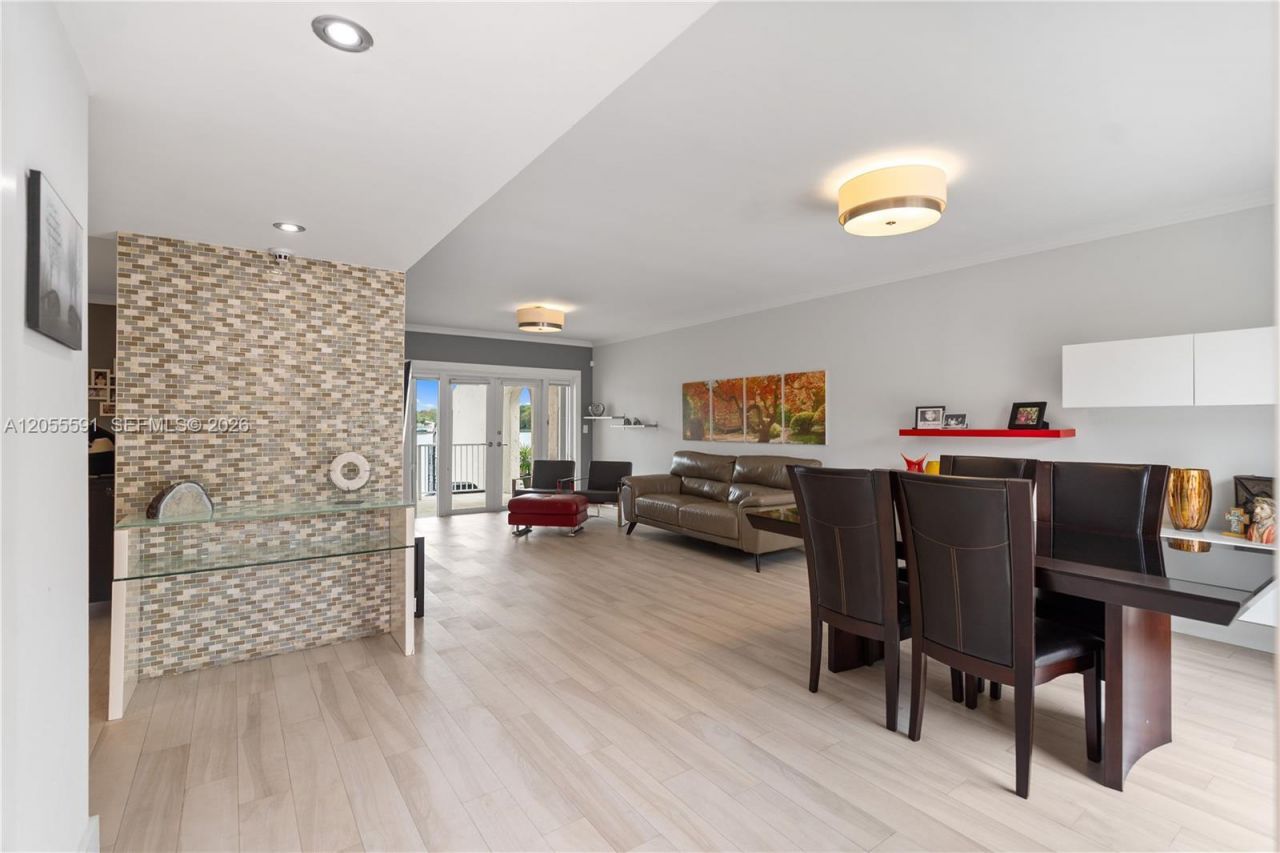 7282 Jacaranda Ln, Miami Lakes, FL 33014 Photo