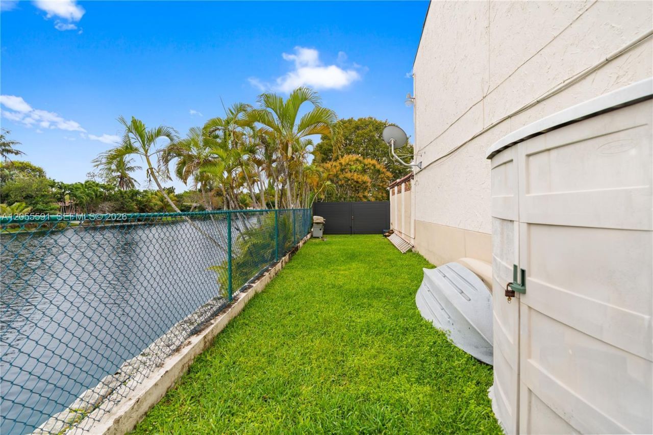 7282 Jacaranda Ln, Miami Lakes, FL 33014 Photo
