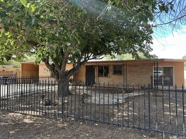 828 Ranchitos Road NW, Los Ranchos, NM 87114