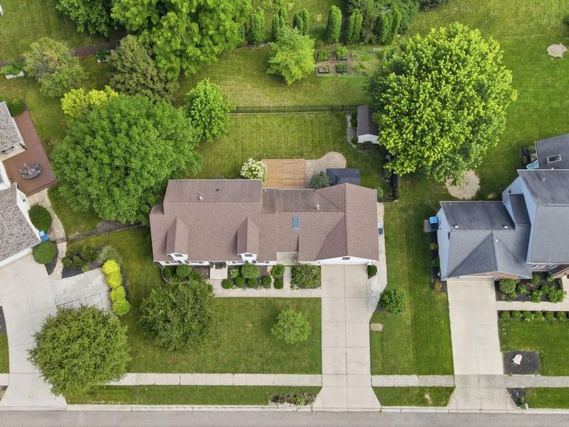 785 W Pinehurst Drive, Tipp City, OH 45371 Photo 2