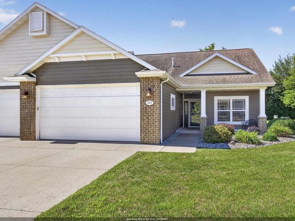 1717 OAK HOLLOW LANE, Neenah, WI 54956