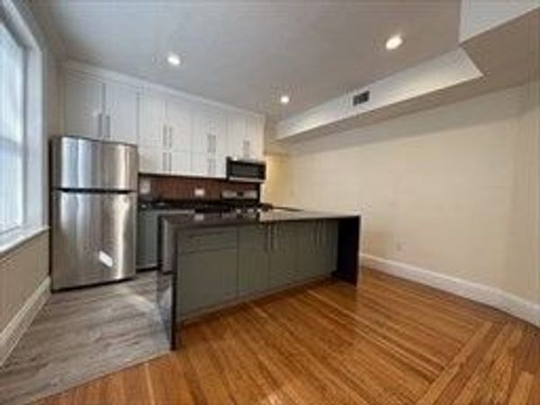 73 Thatcher St, Unit 201, Brookline, MA 02446