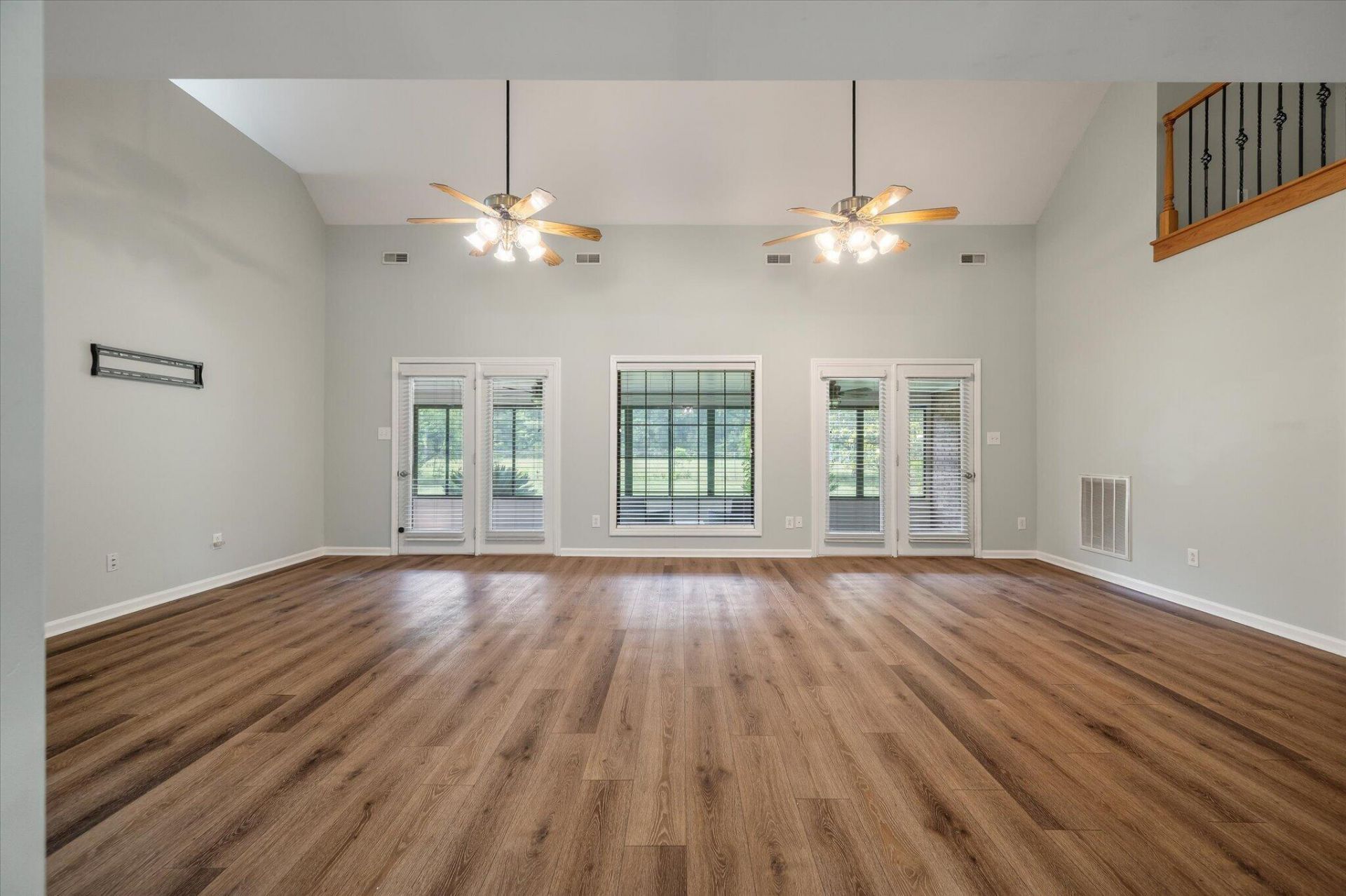 142 Cloverleaf Drive Photo 19