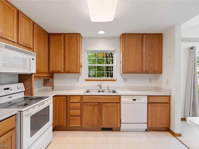 2823 Stratford Circle, Green, OH 44312 Photo 10