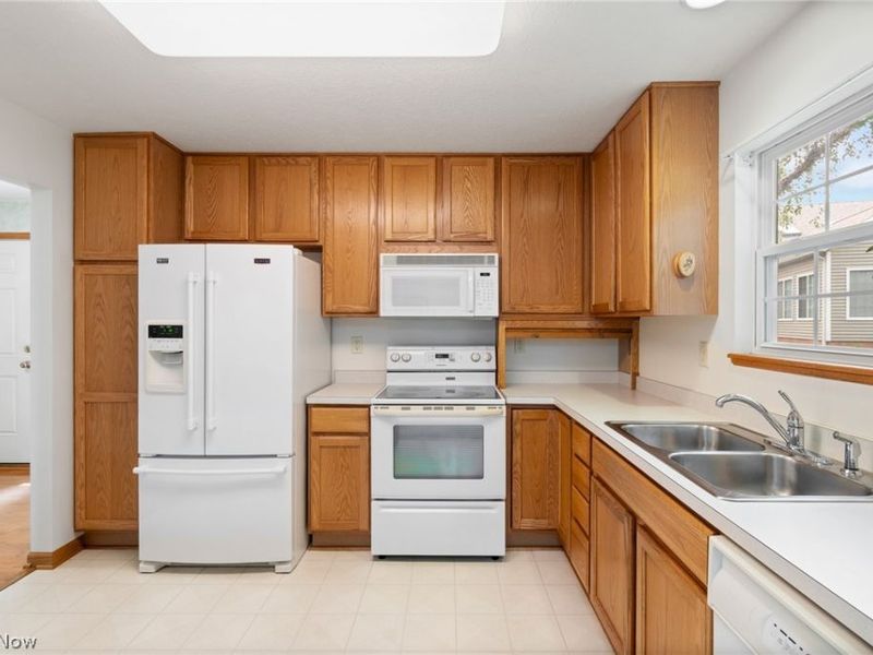 2823 Stratford Circle, Green, OH 44312 Photo 11