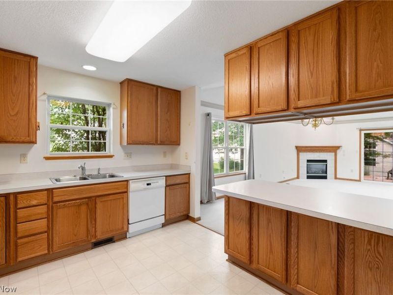 2823 Stratford Circle, Green, OH 44312 Photo 9