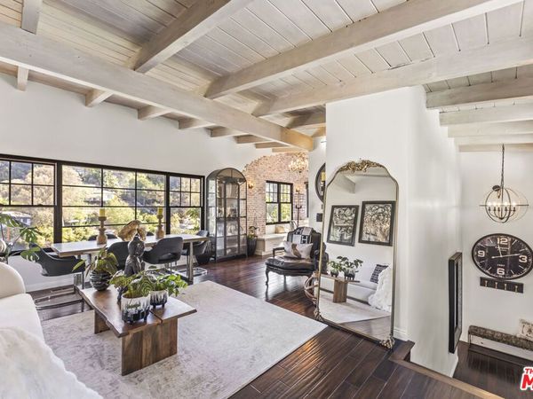 6335 Grape Place , Los Angeles, CA 90068
