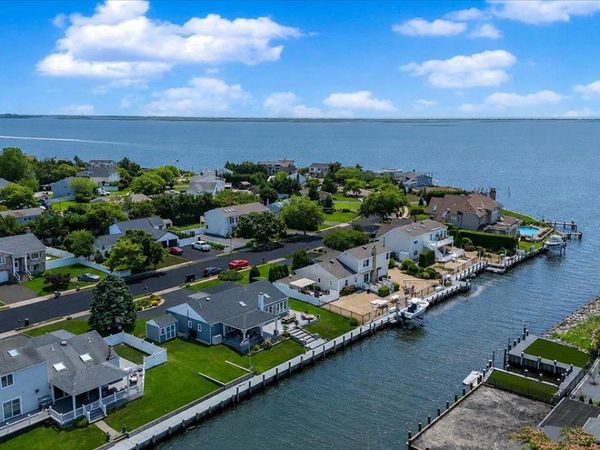 31 Shore Drive W, Copiague, NY 11726