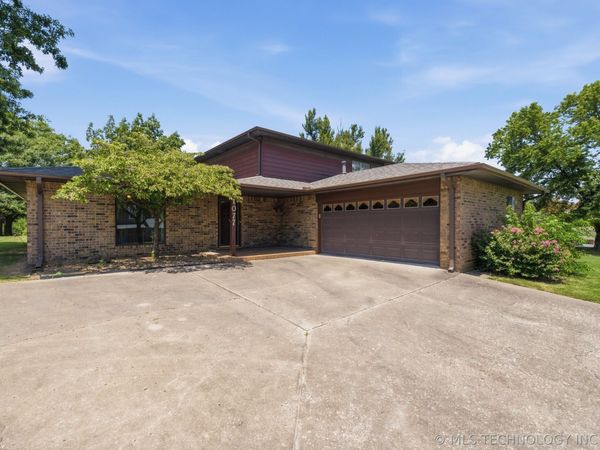 1077 Rolling Meadows , Bartlesville, OK 74006