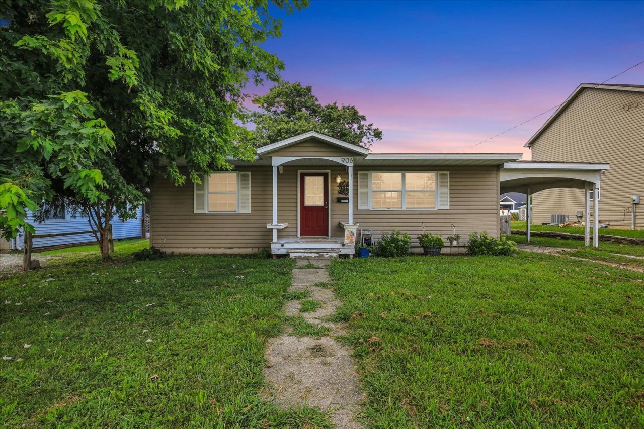 906 E Newkirk Street , Tuscola, IL 61953