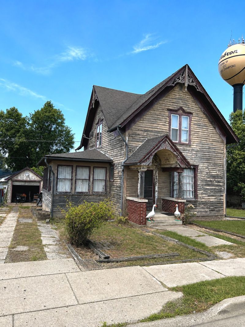 9905 Main Street , Hebron, IL 60034