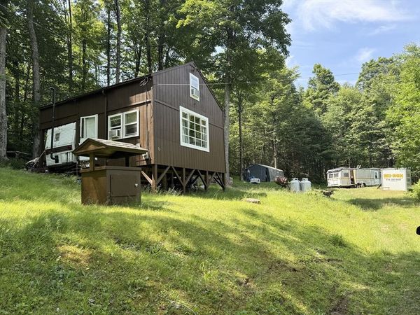 32 Navaho Ln, Heath, MA 01346