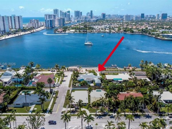 803 N Southlake Dr, Hollywood, FL 33019