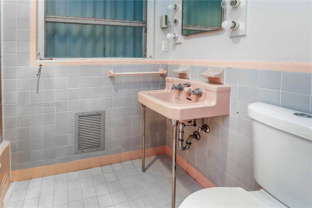 803 N Southlake Dr, Hollywood, FL 33019 Photo