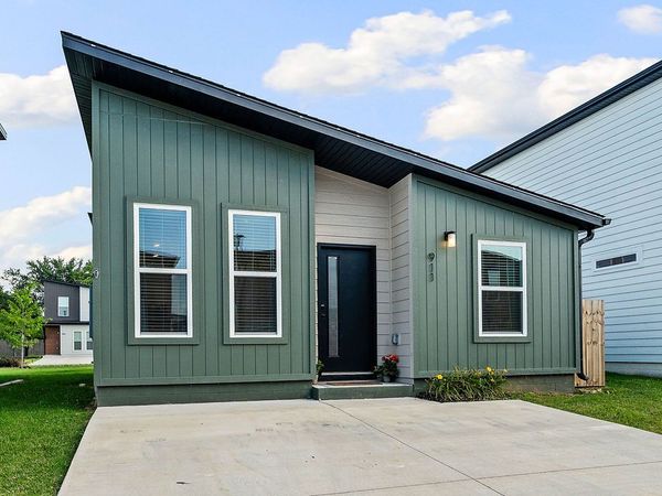 911 States Avenue , Bentonville, AR 72713