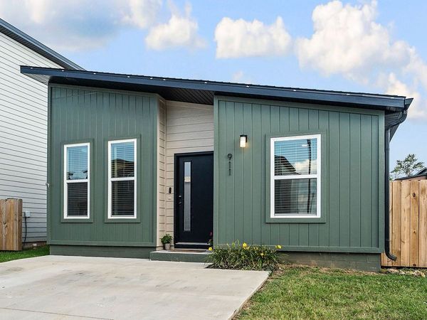 911 States Avenue, Bentonville, AR 72713