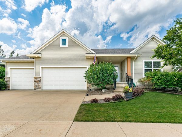 3509 Fitzroy Road, Hiawatha, IA 52233