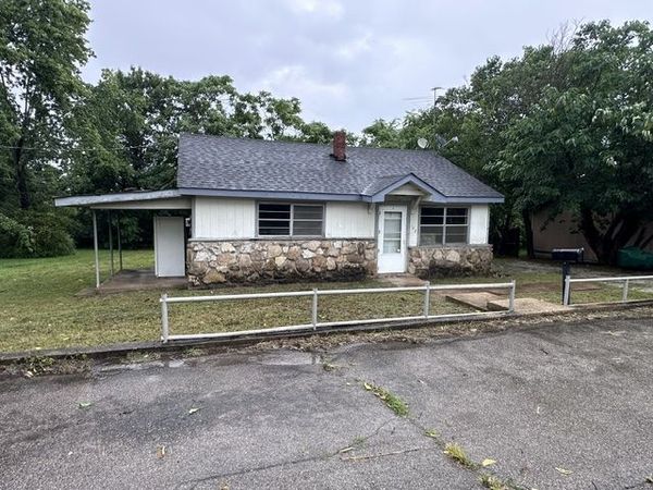 102 W South Street , Flippin, AR 72634