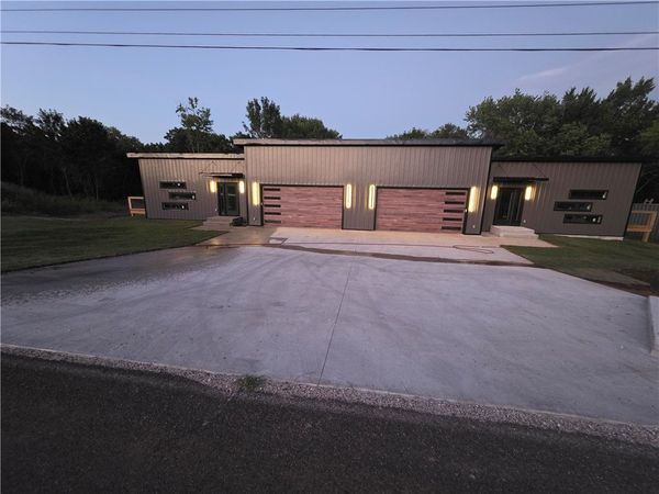 1535 N Eisenhower , Monett, MO 65708