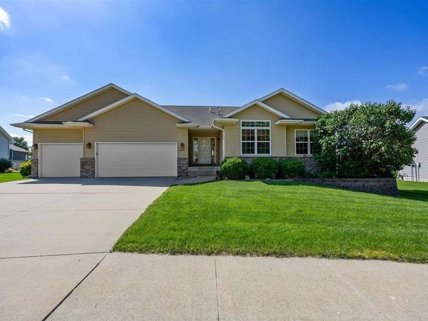 2050 Hillside Dr, Ely, IA 52227