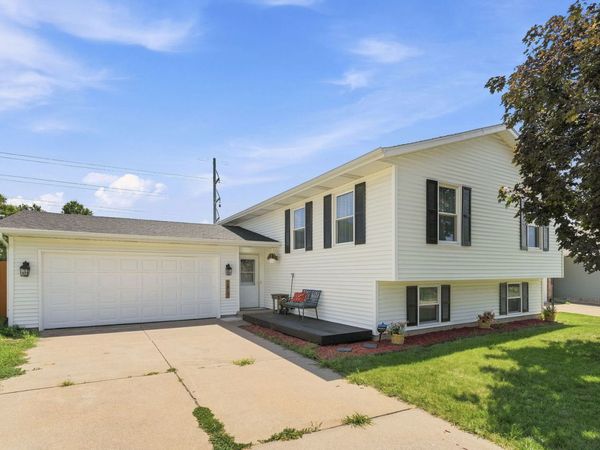 2817 HIGH POINT Drive , Davenport, IA 52806