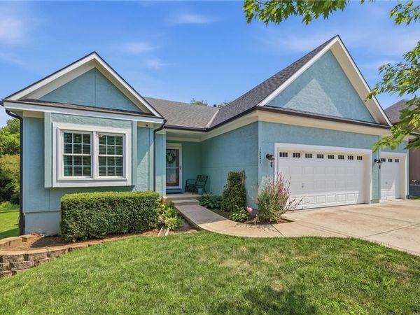 1221 SW Sunflower Drive, Lee's Summit, MO 64081