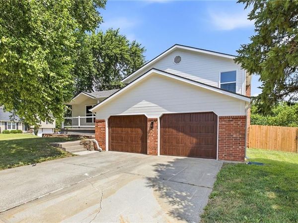1045 Carousel Lane, Lee's Summit, MO 64086