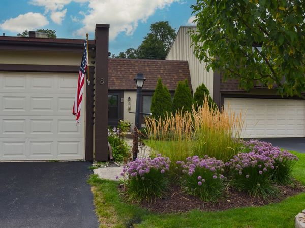 8 Westwood Drive, Indian Head Park, IL 60525