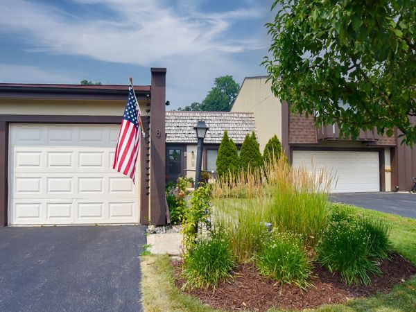 8 Westwood Drive , Indian Head Park, IL 60525