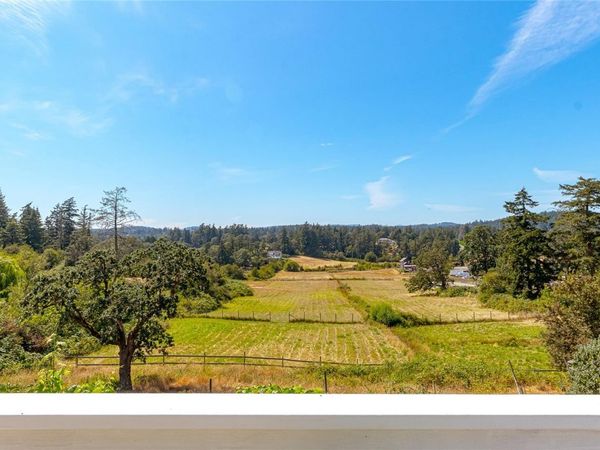 4014 Holland Ave , Saanich, BC V8Z 5K1