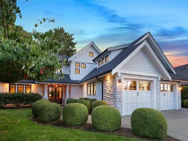992 Bluffs Dr , Qualicum Beach, BC V9K 0A2