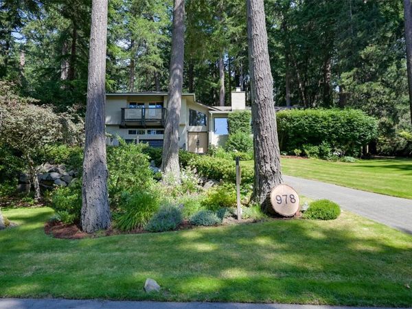 978 Fir Tree Glen, Saanich, BC V8X 5B7