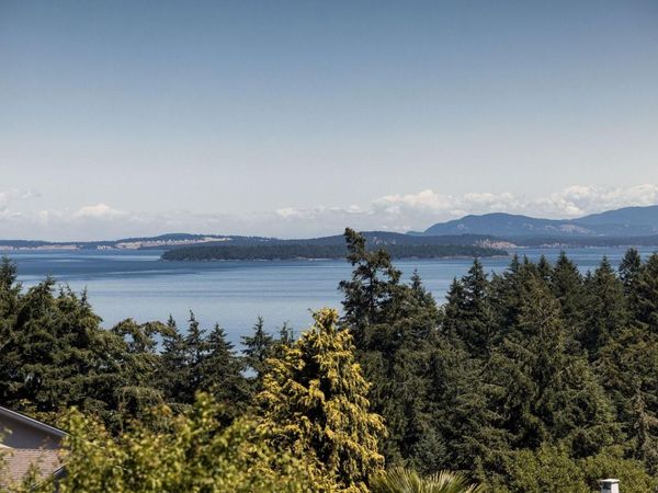 5254 Westover Pl , Saanich, BC V8Y 1P6