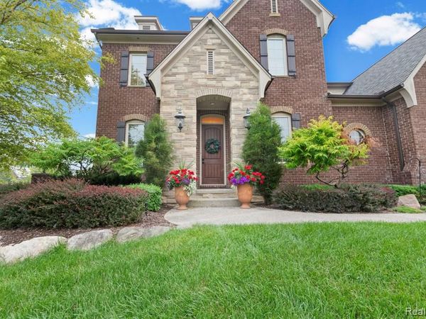 56555 Hartley Drive W, Shelby Twp, MI 48316