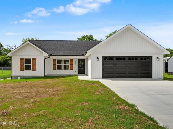 2203 Pinewood Drive, Maryville, TN 37803