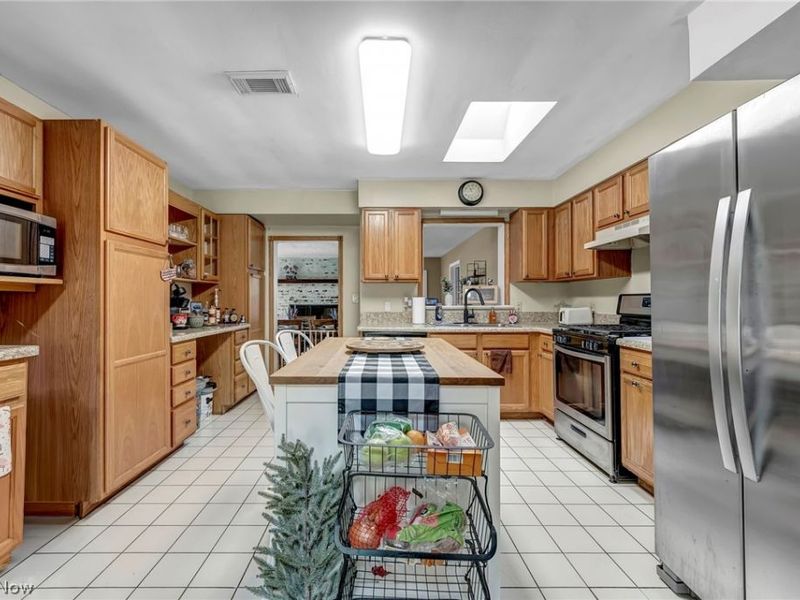 5950 Louis Drive, North Olmsted, OH 44070 Photo 10