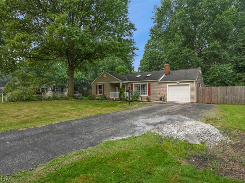 5950 Louis Drive, North Olmsted, OH 44070 Photo 2