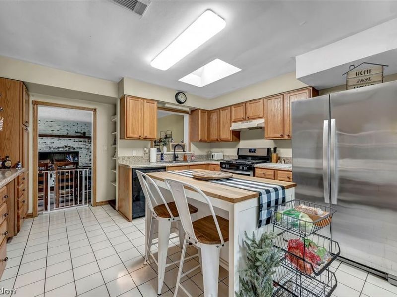 5950 Louis Drive, North Olmsted, OH 44070 Photo 9