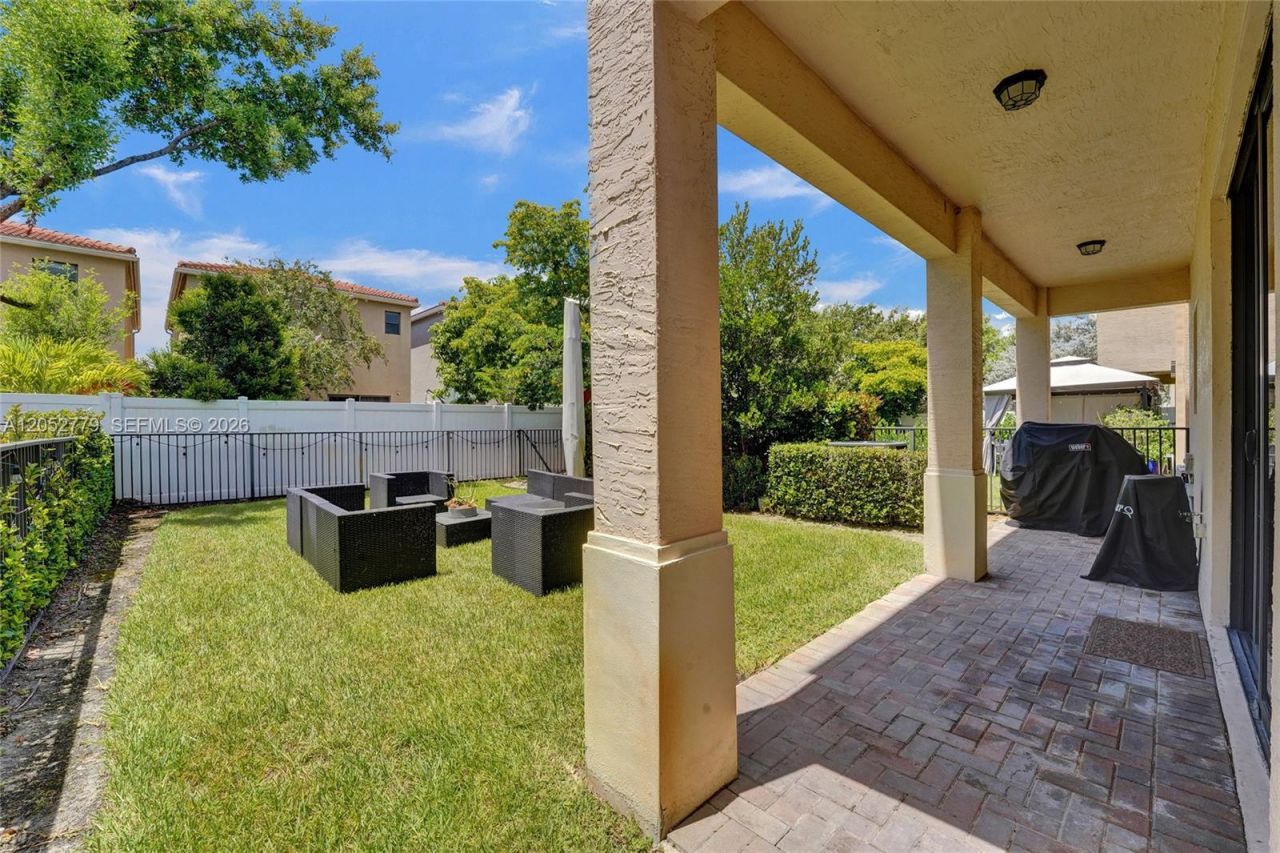 650 NE 191st Ter , Miami, FL 33179 Photo