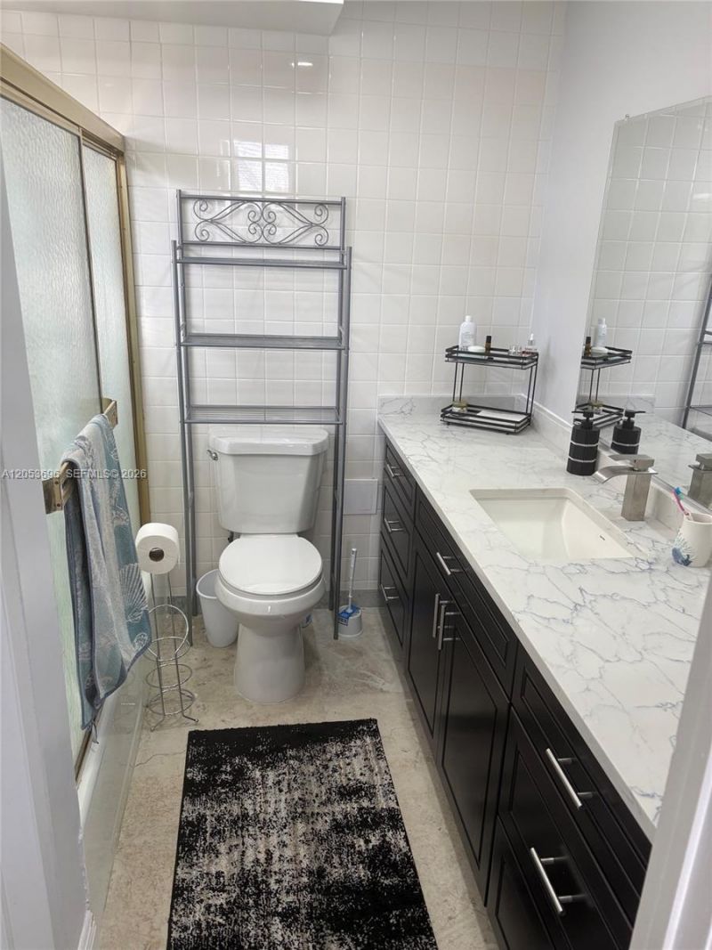 427 Golden Isles Dr , Unit 10D, Hallandale Beach, FL 33009 Photo