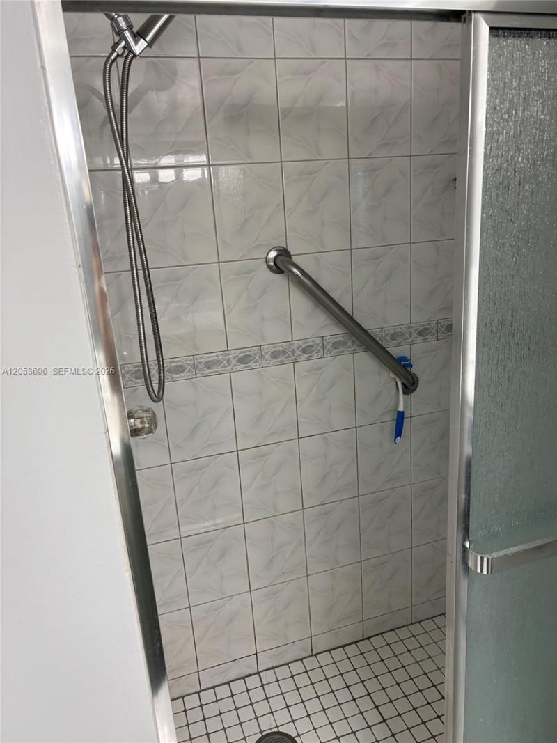 427 Golden Isles Dr , Unit 10D, Hallandale Beach, FL 33009 Photo
