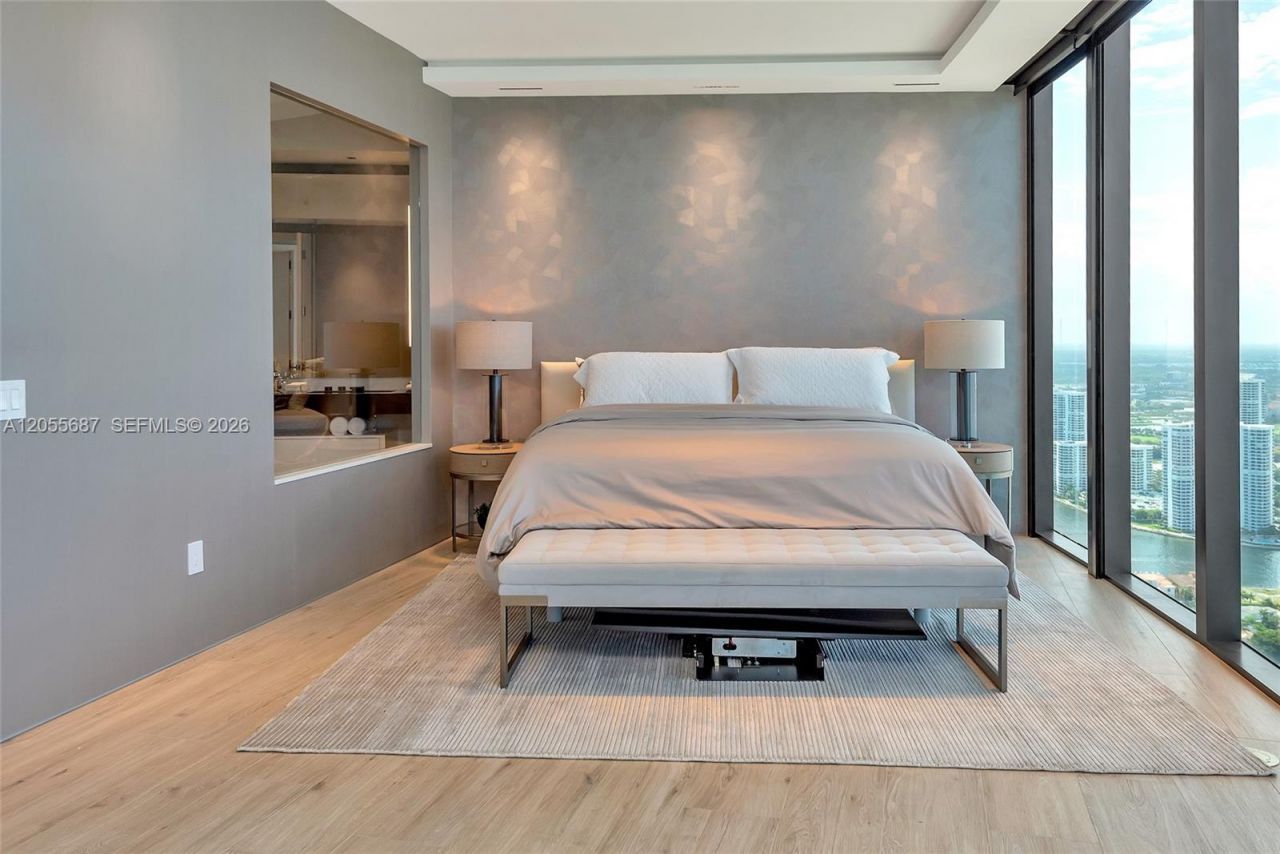18555 Collins Ave , Unit 4705, Sunny Isles Beach, FL 33160 Photo