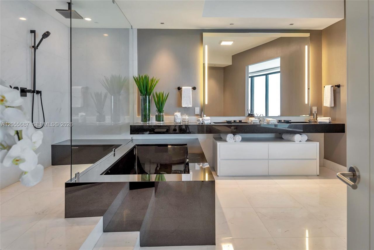 18555 Collins Ave , Unit 4705, Sunny Isles Beach, FL 33160 Photo